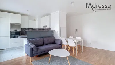 Salon; parquet, lumière naturelle, style moderne, hauteur sous plafond