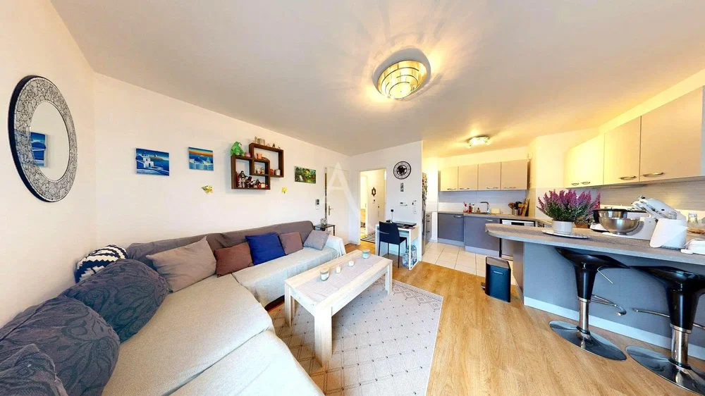 Oturma odası; ahşap zemin, doğal ışık, modern stil, tadilatlı