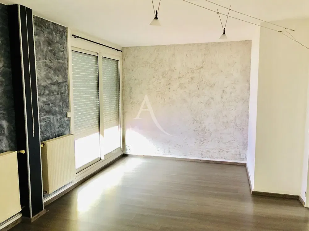 Хол; дървен под, естествена светлина, модерен стил, високи тавани