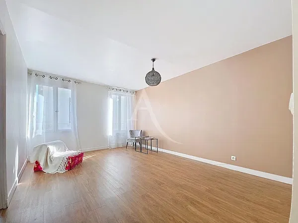 Salon; parquet, lumière naturelle, style moderne, hauteur sous plafond