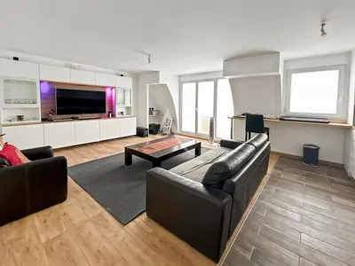 Salón; suelo de madera, luz natural, estilo moderno, techos altos