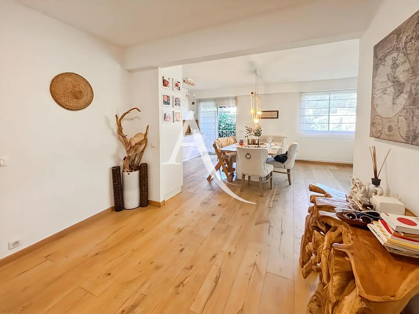 Soggiorno; pavimento in legno, luce naturale, stile moderno, soffitti alti
