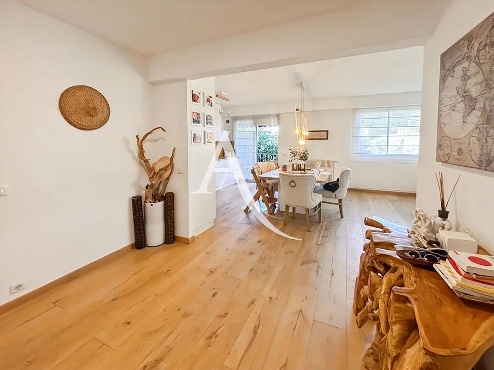 Soggiorno; pavimento in legno, luce naturale, stile moderno, soffitti alti