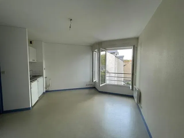 Obývačka; drevená podlaha, prirodzené svetlo, moderný štýl, vysoké stropy