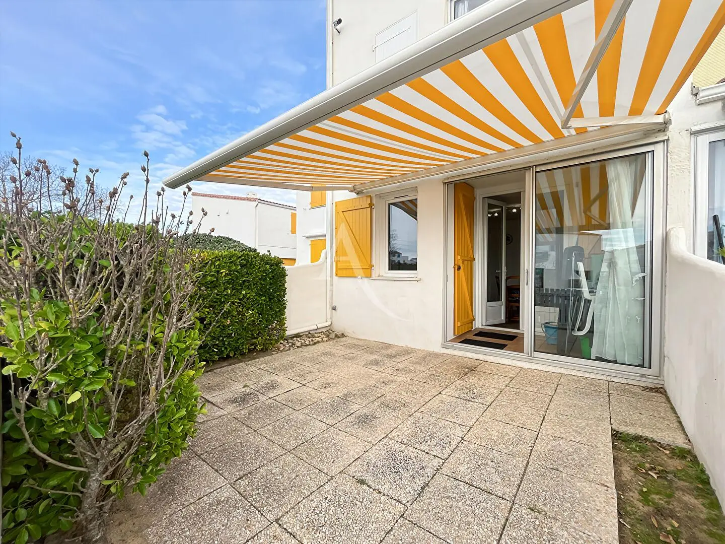 Oturma odası; ahşap zemin, doğal ışık, modern stil, yüksek tavan