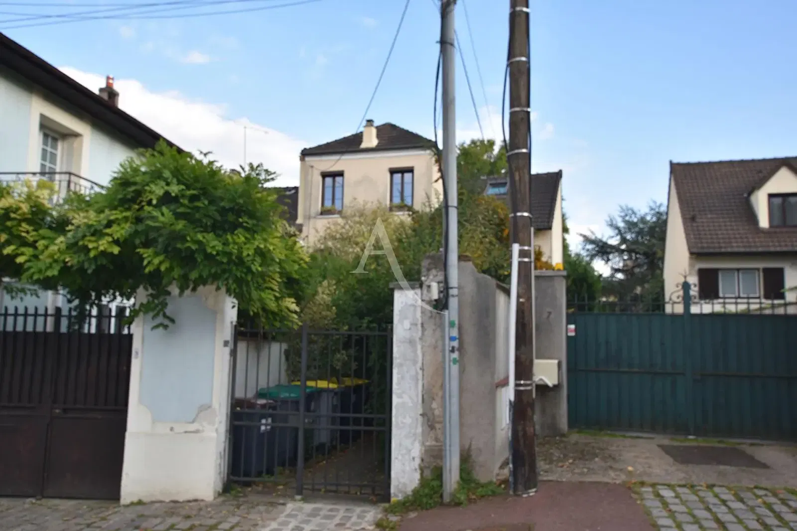 Σαλόνι; ξύλινο πάτωμα, φυσικό φως, μοντέρνο στυλ, ψηλά ταβάνια