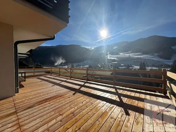 Σαλόνι; ξύλινο πάτωμα, φυσικό φως, μοντέρνο στυλ, ψηλά ταβάνια