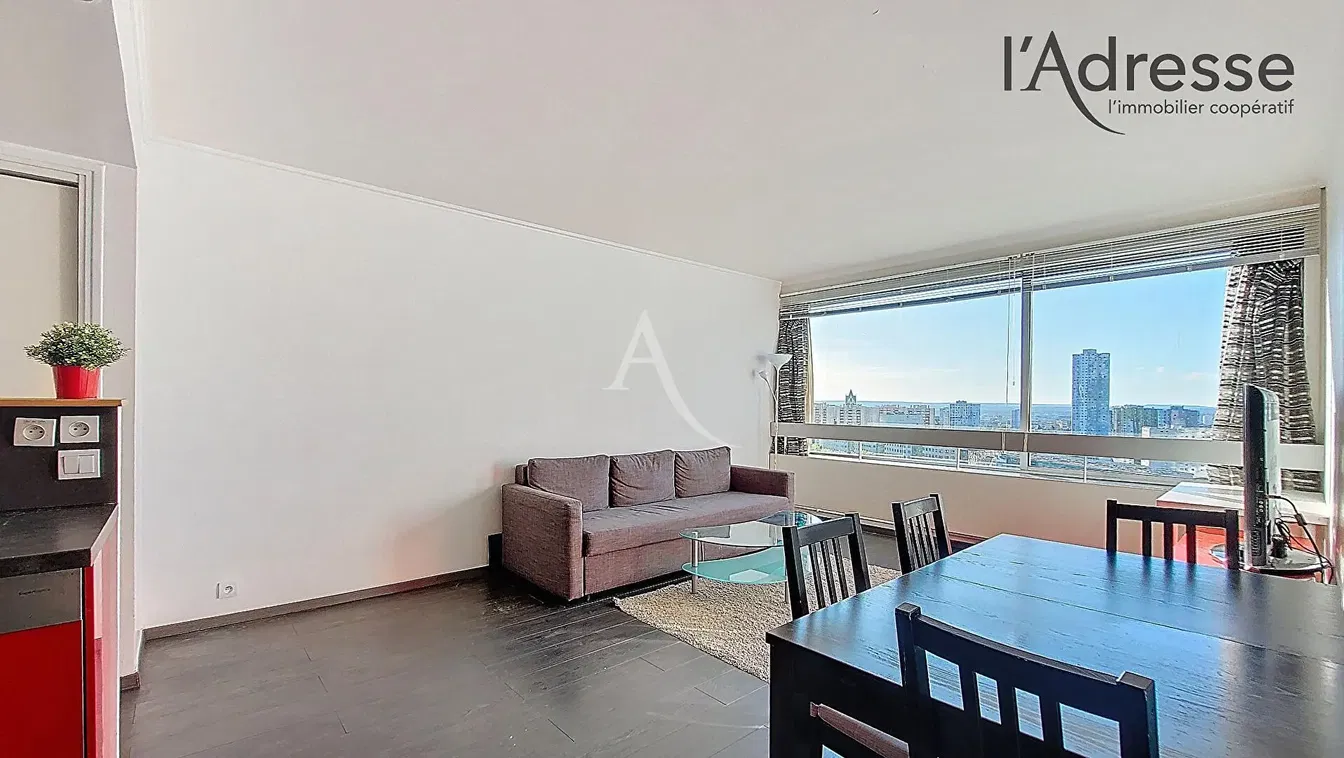 Salon; podłoga drewniana, światło dzienne, styl nowoczesny, wysokie sufity