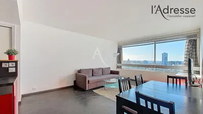 غرفة معيشة; أرضية خشبية, ضوء طبيعي, أسلوب عصري, أسقف عالية