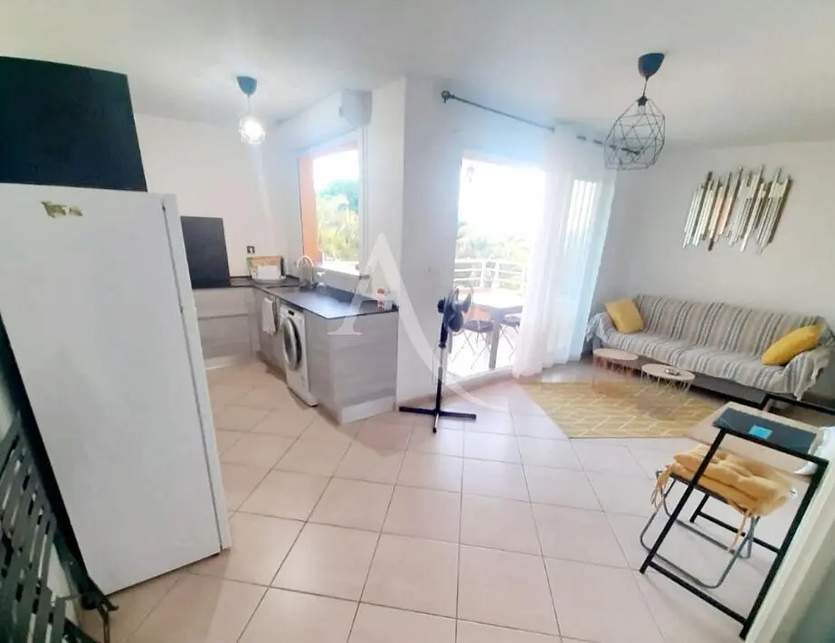 Cucina; elettrodomestici, pavimento in legno, luce naturale, stile moderno, ristrutturato