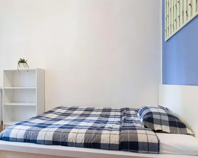 Σαλόνι; ξύλινο πάτωμα, φυσικό φως, μοντέρνο στυλ, ψηλά ταβάνια