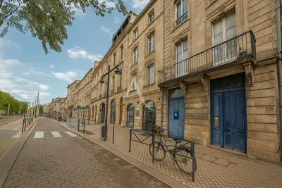 Хол; дървен под, естествена светлина, модерен стил, високи тавани