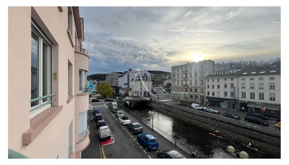 Дневна соба; дрвени под, природно светло, модерни стил, високи плафони