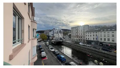 Дневна соба; дрвени под, природно светло, модерни стил, високи плафони