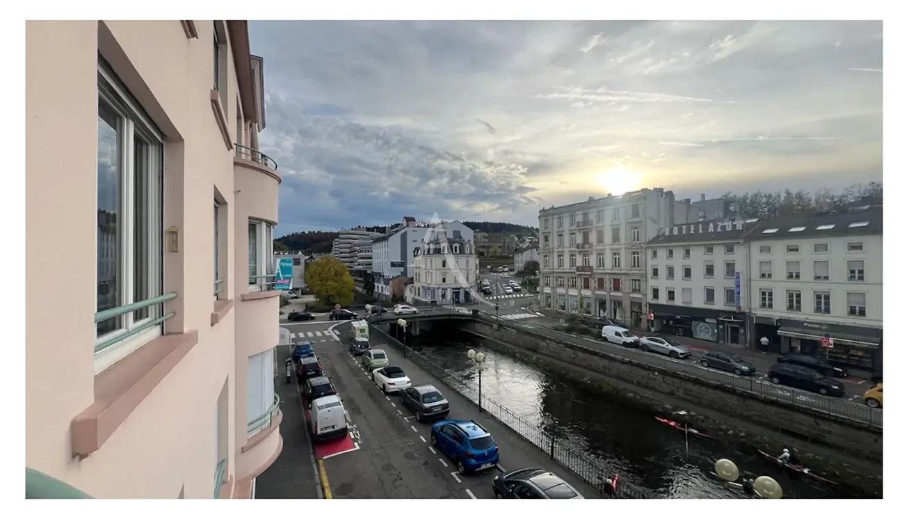 Soggiorno; pavimento in legno, luce naturale, stile moderno, soffitti alti