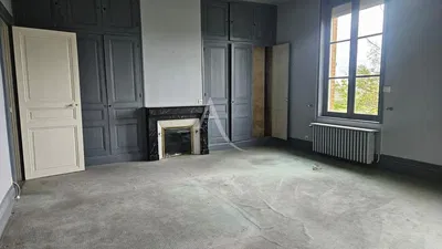 Living room; wood floor, natural light, modern style, high ceiling