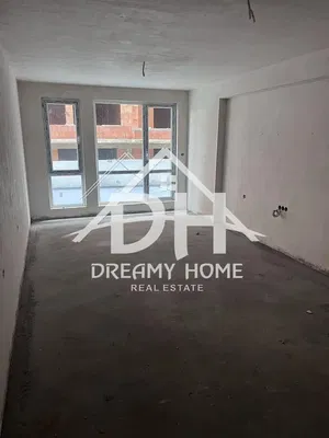 Obývačka; drevená podlaha, prirodzené svetlo, moderný štýl, vysoké stropy