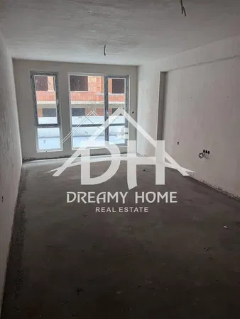 Obývačka; drevená podlaha, prirodzené svetlo, moderný štýl, vysoké stropy