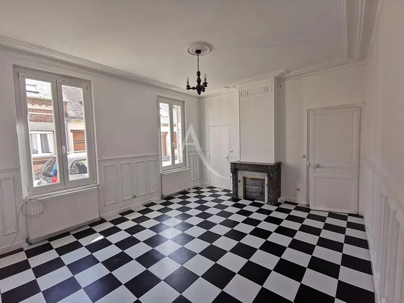 Woonkamer; houten vloer, natuurlijk licht, moderne stijl, hoge plafonds