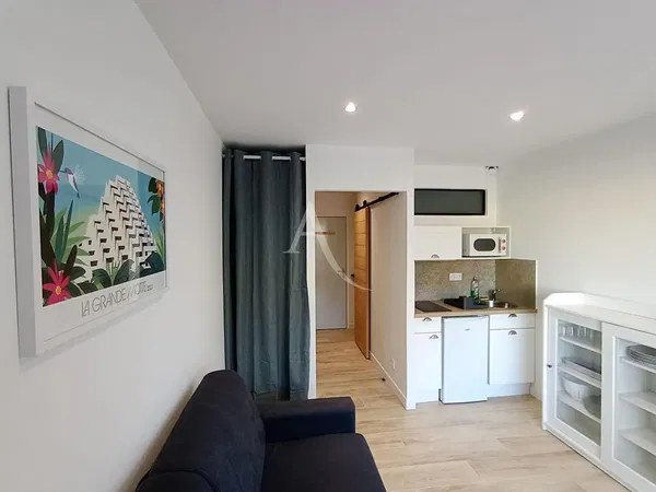 Oturma odası; ahşap zemin, doğal ışık, modern stil, yüksek tavan