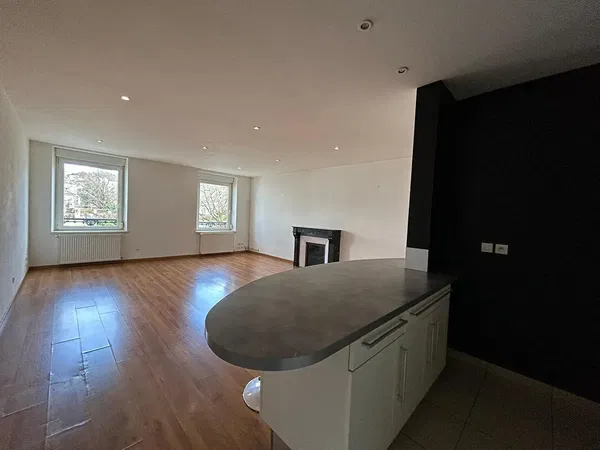 Дневна соба; дрвени под, природно светло, модерни стил, високи плафони