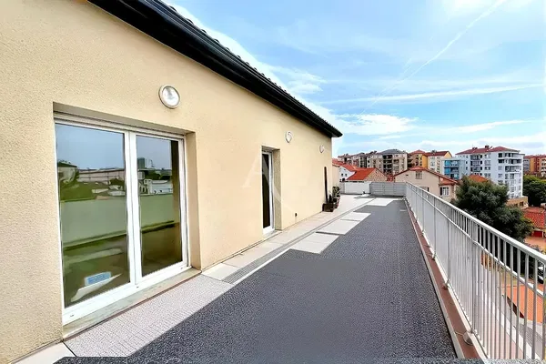 Wohnzimmer; holzboden, tageslicht, moderner stil, hohe decken