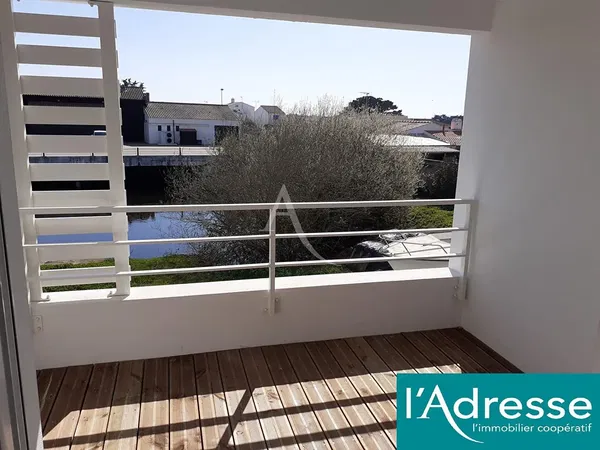 Living room; wood floor, natural light, modern style, high ceiling