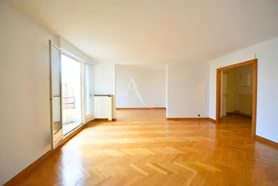 Wohnzimmer; holzboden, tageslicht, moderner stil, hohe decken