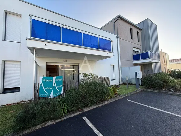 Oturma odası; ahşap zemin, doğal ışık, modern stil, yüksek tavan