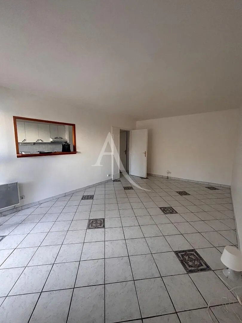 Oturma odası; ahşap zemin, doğal ışık, modern stil, yüksek tavan