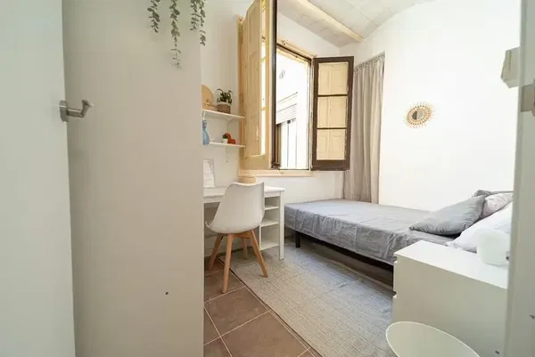 Wohnzimmer; holzboden, tageslicht, moderner stil, hohe decken