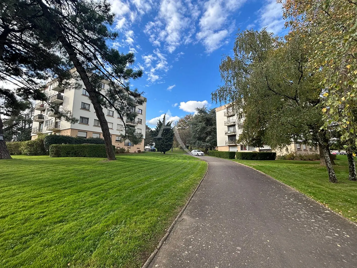 Soggiorno; pavimento in legno, luce naturale, stile moderno, soffitti alti