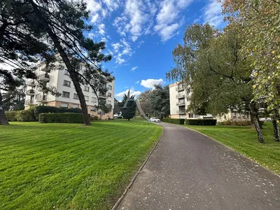 Soggiorno; pavimento in legno, luce naturale, stile moderno, soffitti alti