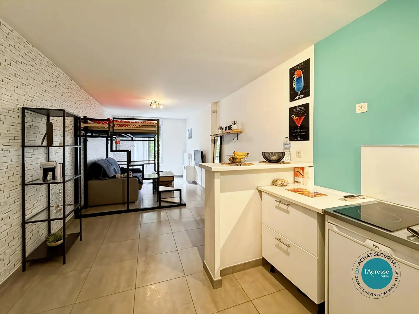 Oturma odası; ahşap zemin, doğal ışık, modern stil, yüksek tavan