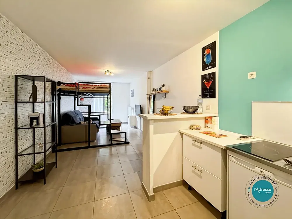 Oturma odası; ahşap zemin, doğal ışık, modern stil, yüksek tavan