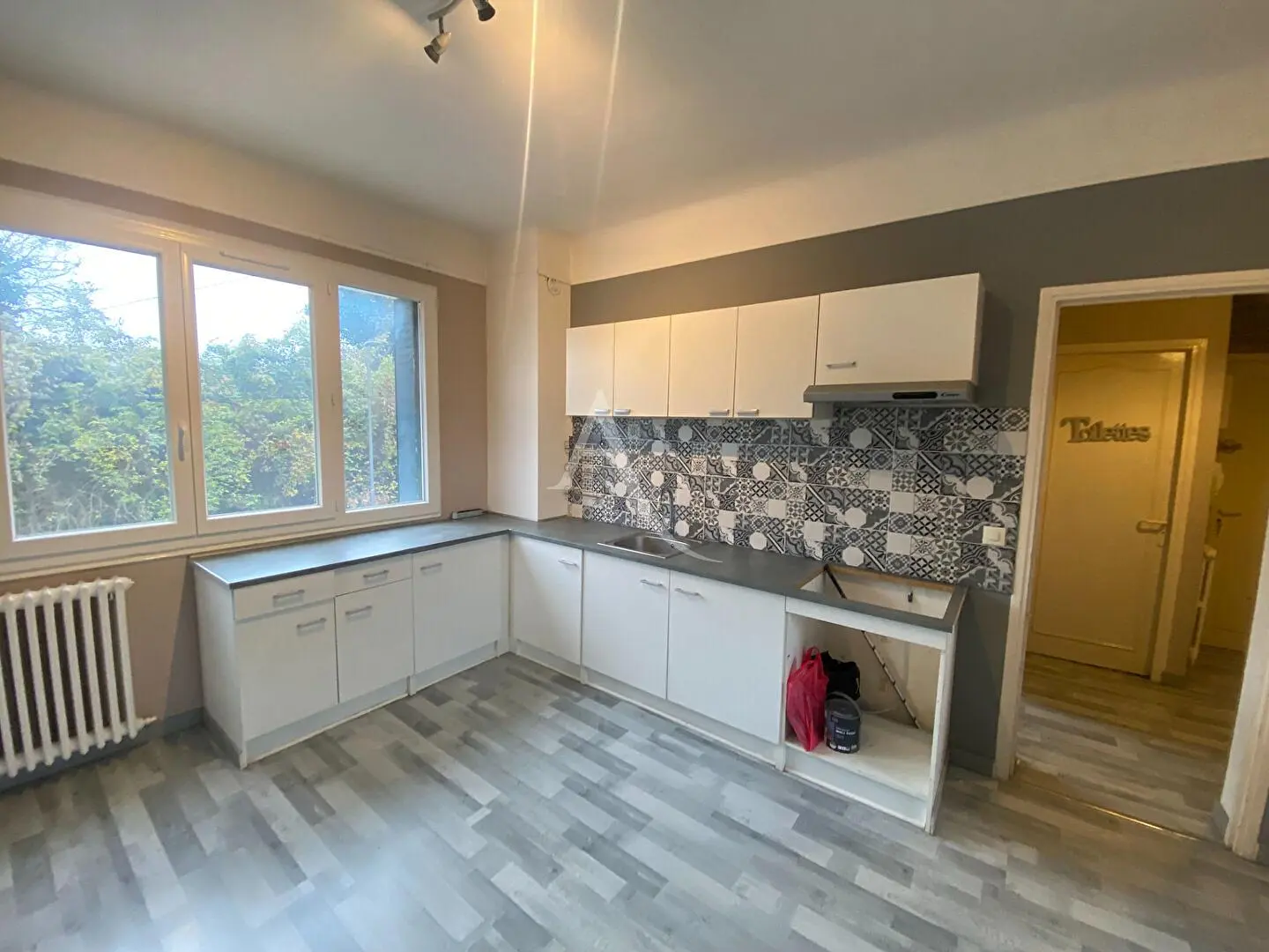 Living room; wood floor, natural light, modern style, high ceiling