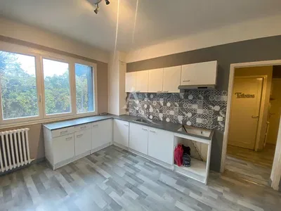 Living room; wood floor, natural light, modern style, high ceiling