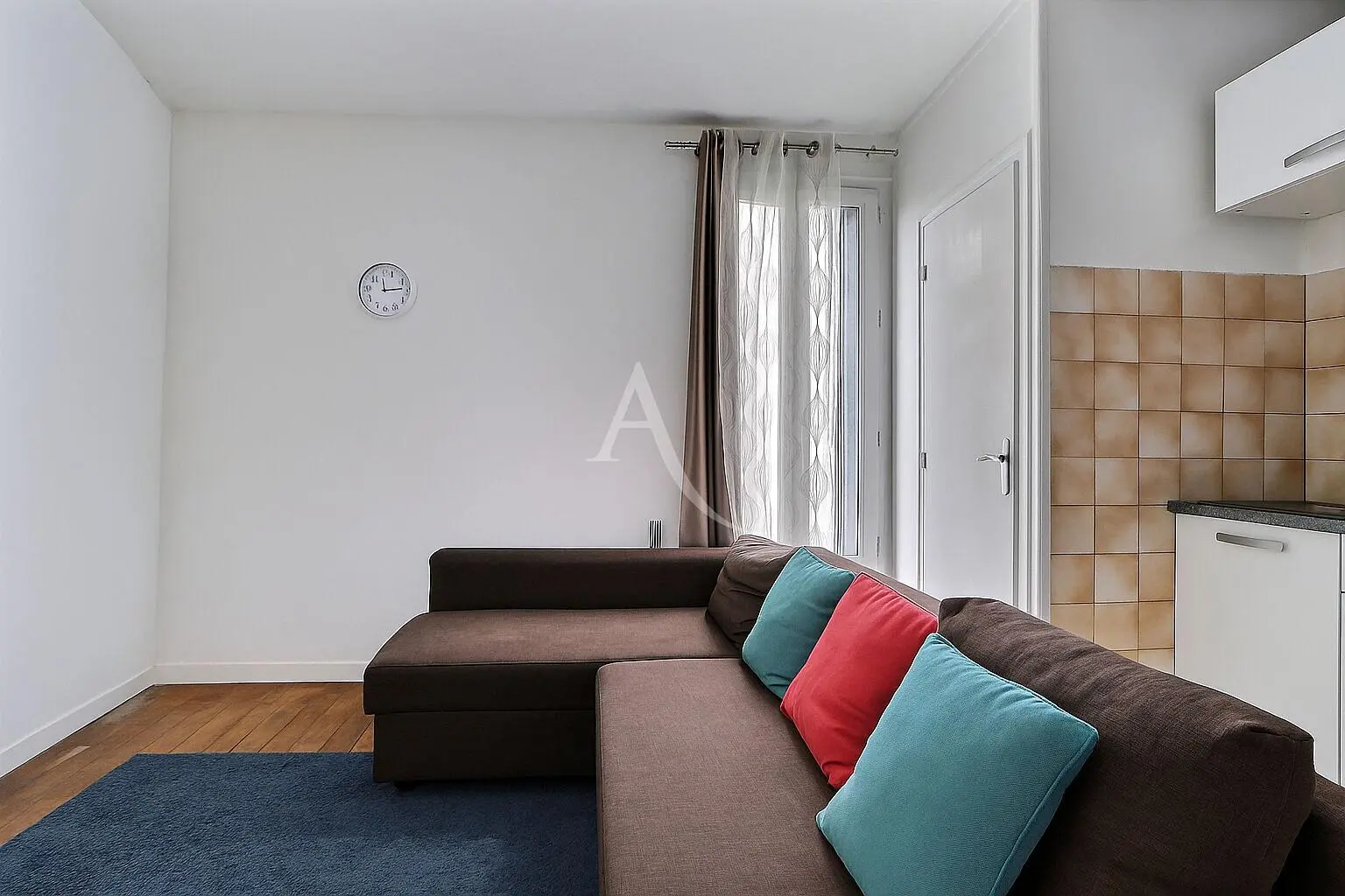 Oturma odası; doğal ışık, ahşap zemin, modern stil, yüksek tavan