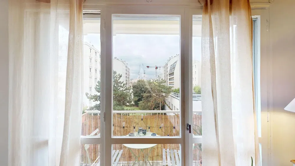 Wohnzimmer; holzboden, tageslicht, moderner stil, hohe decken