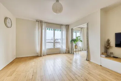 Oturma odası; ahşap zemin, doğal ışık, modern stil, yüksek tavan