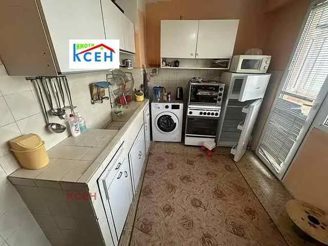 Wohnzimmer; holzboden, tageslicht, moderner stil, hohe decken