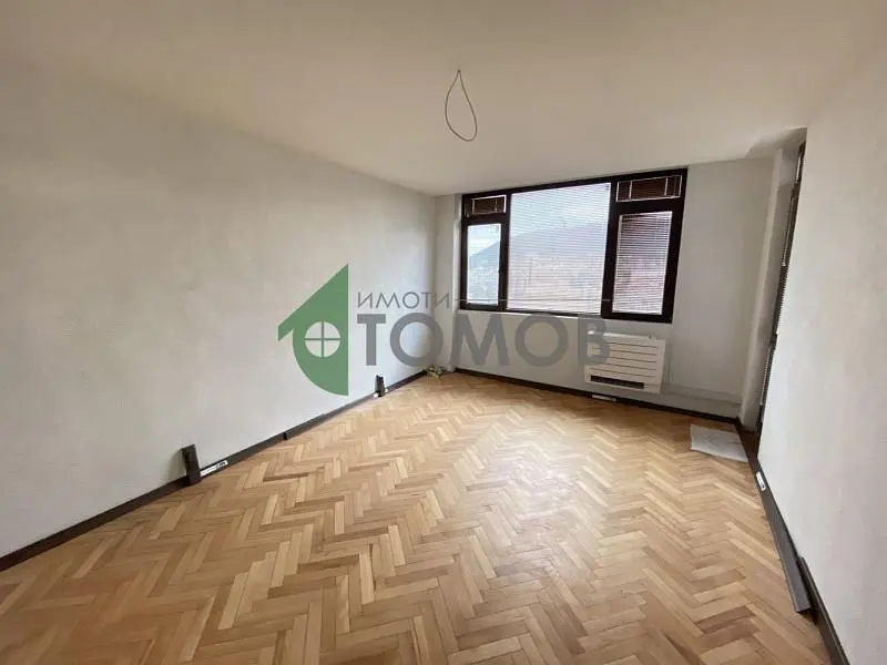 Wohnzimmer; holzboden, tageslicht, moderner stil, hohe decken