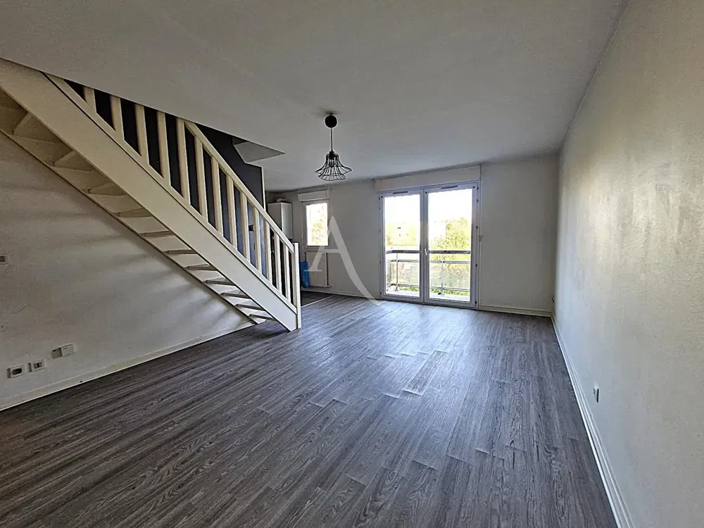 Soggiorno; pavimento in legno, luce naturale, stile moderno, soffitti alti