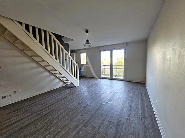 Obývačka; drevená podlaha, prirodzené svetlo, moderný štýl, vysoké stropy