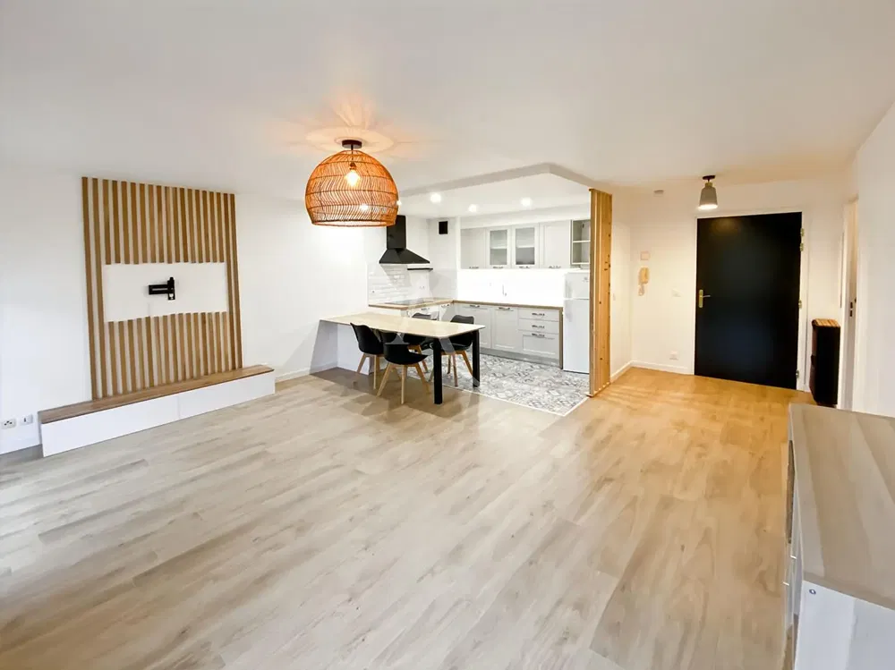 Cucina; elettrodomestici, pavimento in legno, luce naturale, stile moderno, ristrutturato