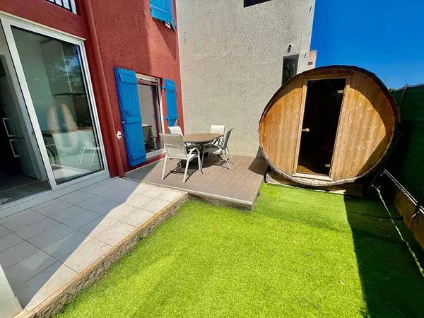 Soggiorno; pavimento in legno, luce naturale, stile moderno, soffitti alti