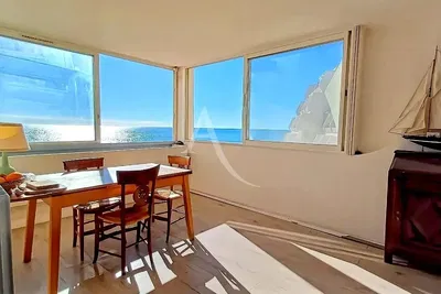 Wohnzimmer; holzboden, tageslicht, moderner stil, hohe decken