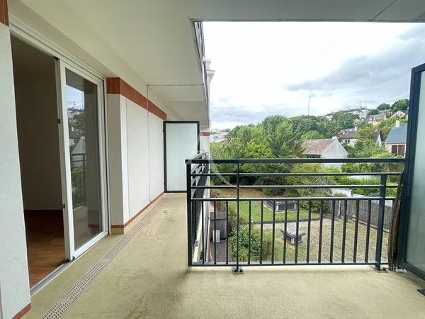 Soggiorno; pavimento in legno, luce naturale, stile moderno, soffitti alti