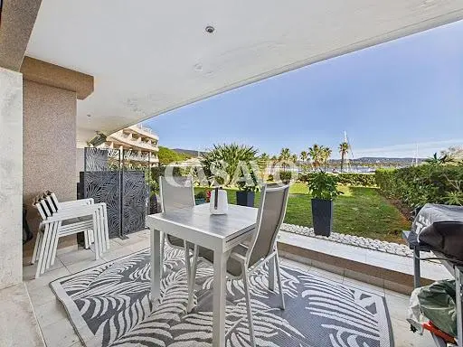 Obývací pokoj; dřevěná podlaha, přirozené světlo, moderní styl, vysoké stropy