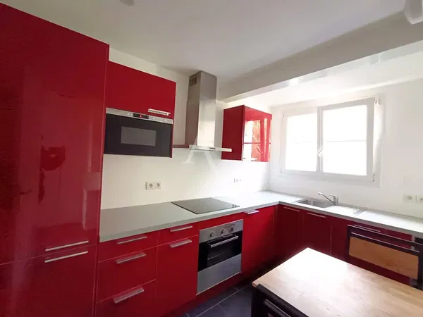 Σαλόνι; ξύλινο πάτωμα, φυσικό φως, μοντέρνο στυλ, ψηλά ταβάνια